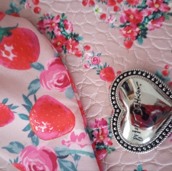 Adorable Betsey Johnson purse - Picture 3 of 6